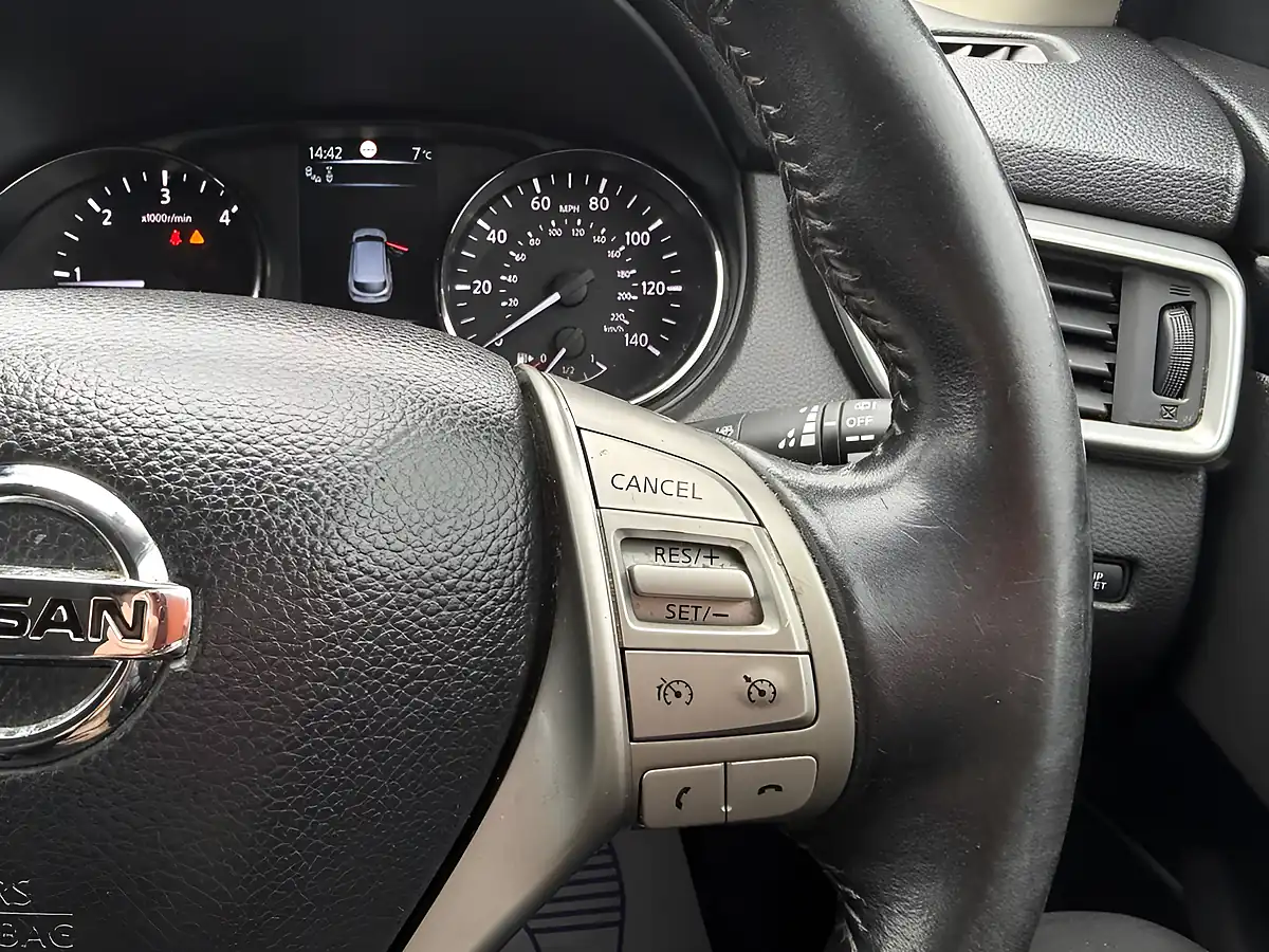 Used 2017 Nissan Qashqai Tekna Bronze - Interior and Exterior details 14
