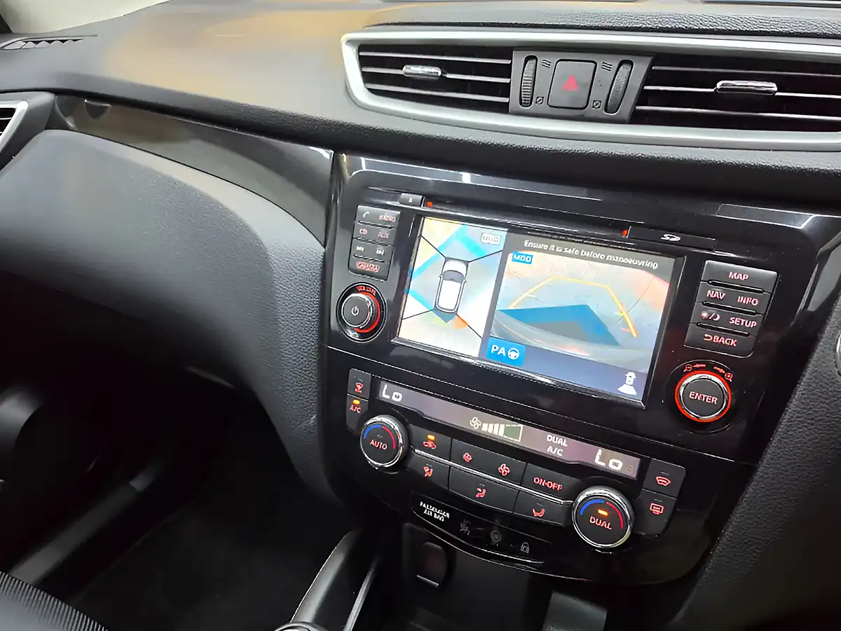 Used 2017 Nissan Qashqai Tekna Grey - Interior and Exterior details 14