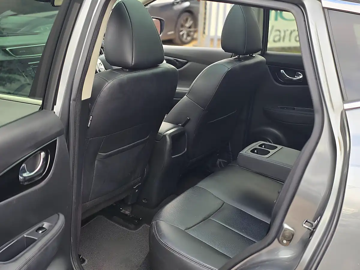 Used 2017 Nissan Qashqai Tekna Grey - Interior and Exterior details 12
