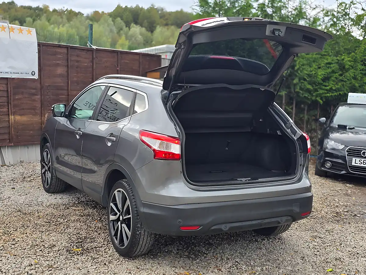Used 2017 Nissan Qashqai Tekna Grey - Interior and Exterior details 20