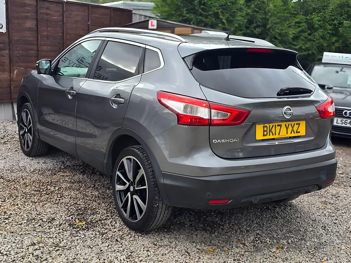 Used 2017 Nissan Qashqai Tekna Grey - Interior and Exterior details 4