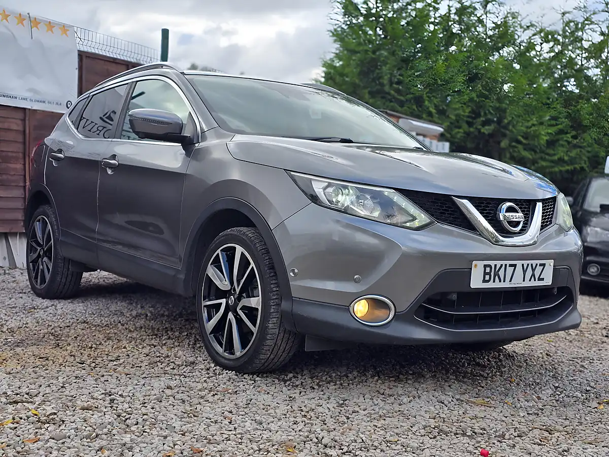 Used 2017 Nissan Qashqai Tekna Grey - Interior and Exterior details 5