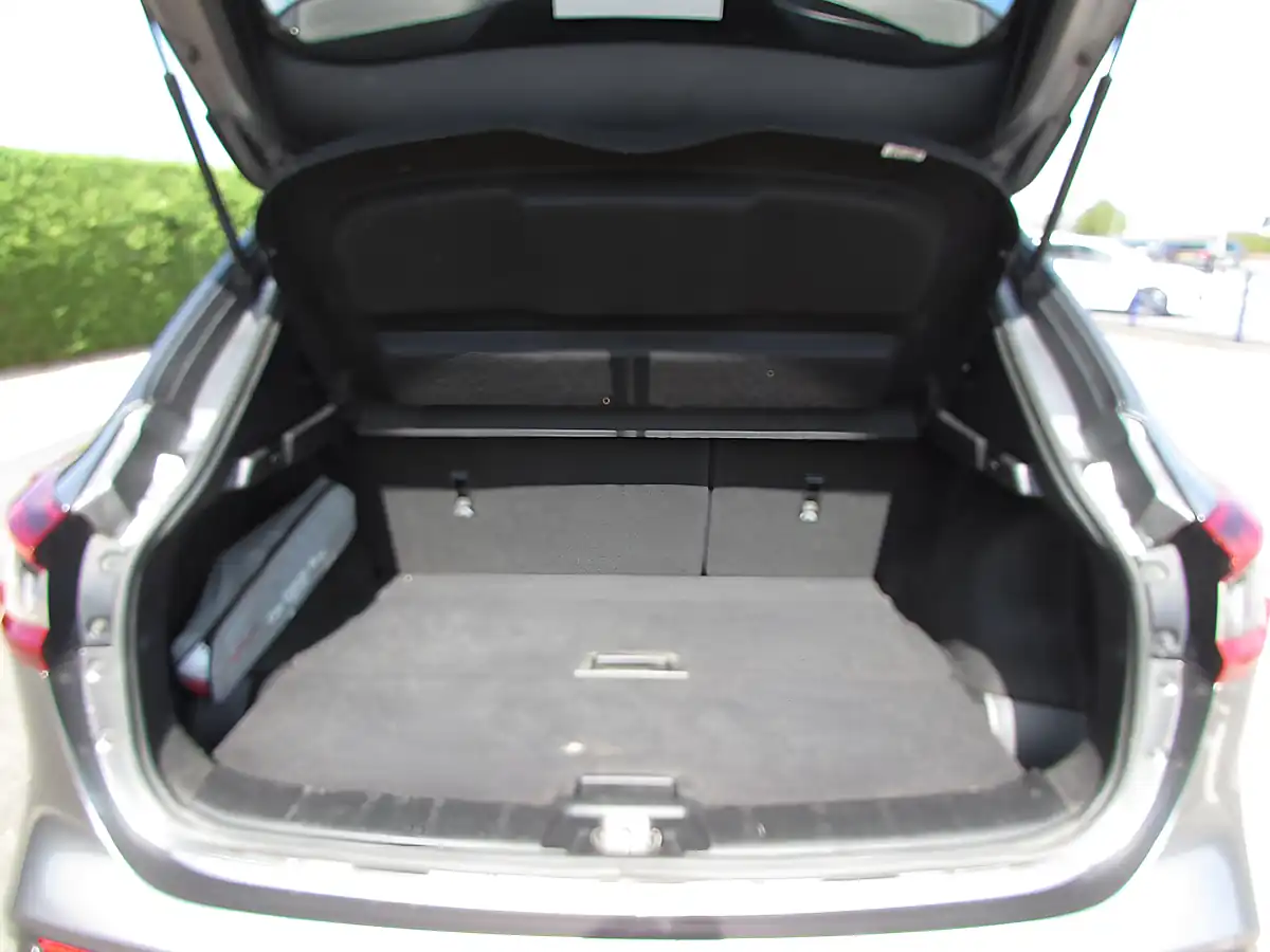 Used 2017 Nissan Qashqai Tekna Grey - Interior and Exterior details 12