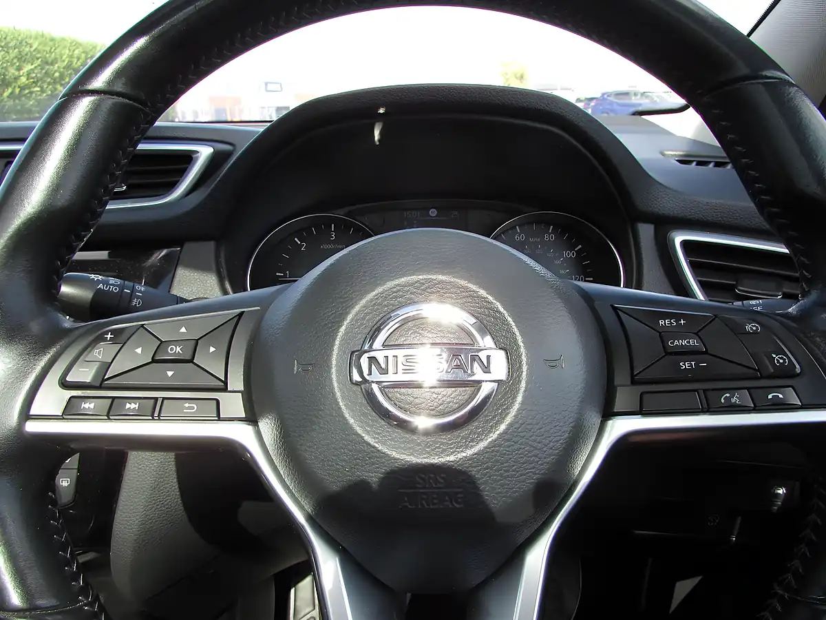 Used 2017 Nissan Qashqai Tekna Grey - Interior and Exterior details 13