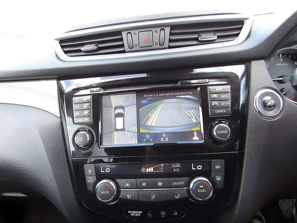 Used 2017 Nissan Qashqai Tekna Grey - Interior and Exterior details 14