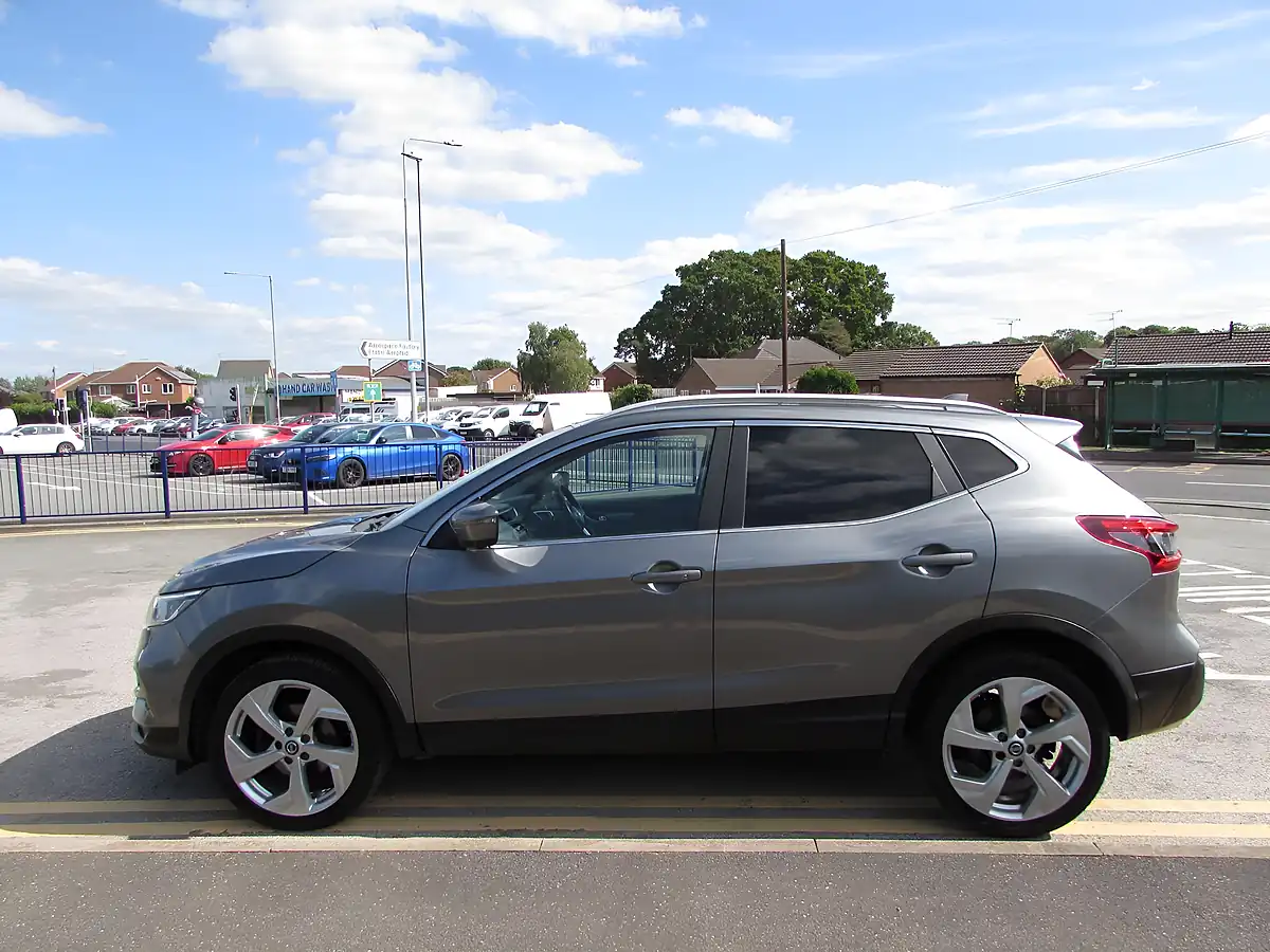 Used 2017 Nissan Qashqai Tekna Grey - Interior and Exterior details 4