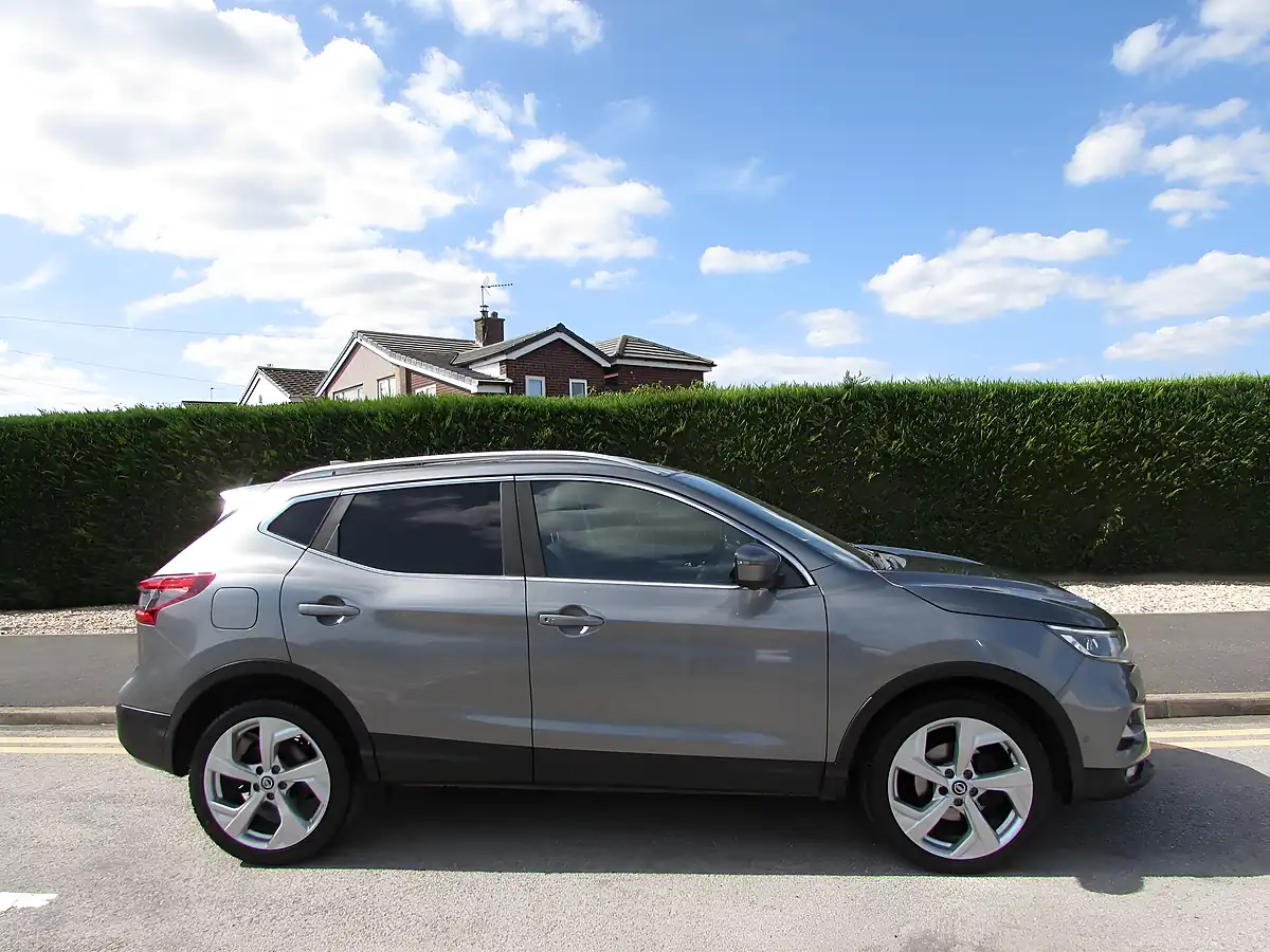 Used 2017 Nissan Qashqai Tekna Grey - Interior and Exterior details 8