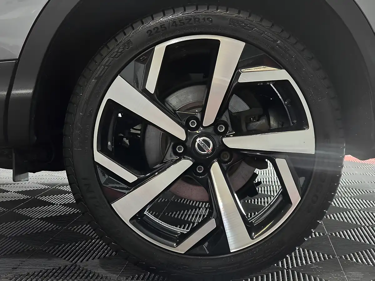 Used 2017 Nissan Qashqai Tekna+ Grey - Interior and Exterior details 11