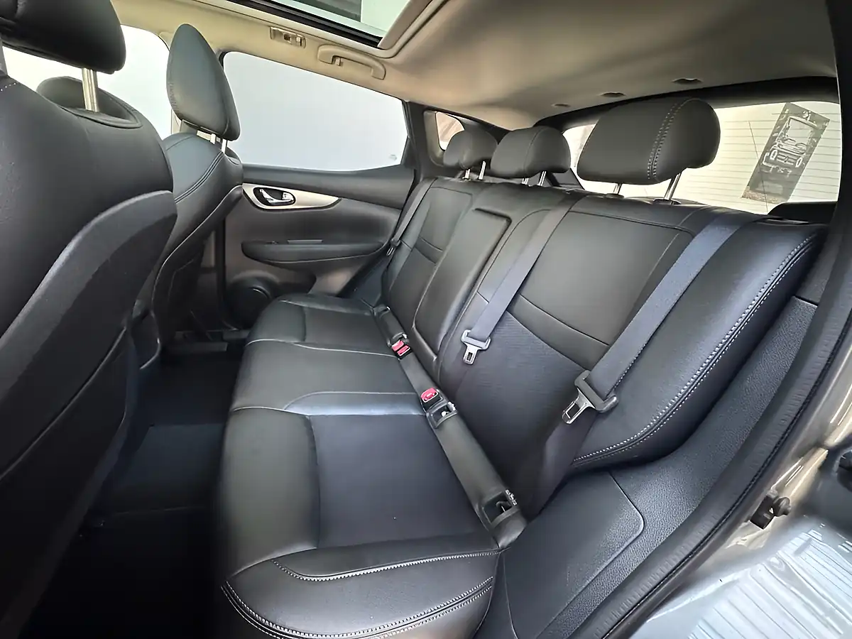 Used 2017 Nissan Qashqai Tekna Grey - Interior and Exterior details 17