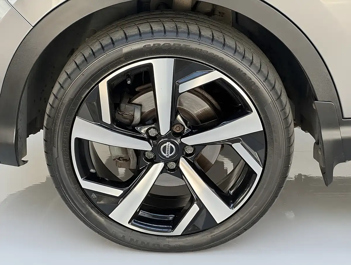 Used 2017 Nissan Qashqai Tekna Grey - Interior and Exterior details 7
