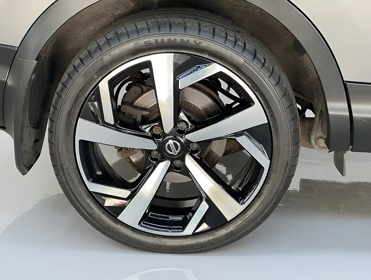 Used 2017 Nissan Qashqai Tekna Grey - Interior and Exterior details 8