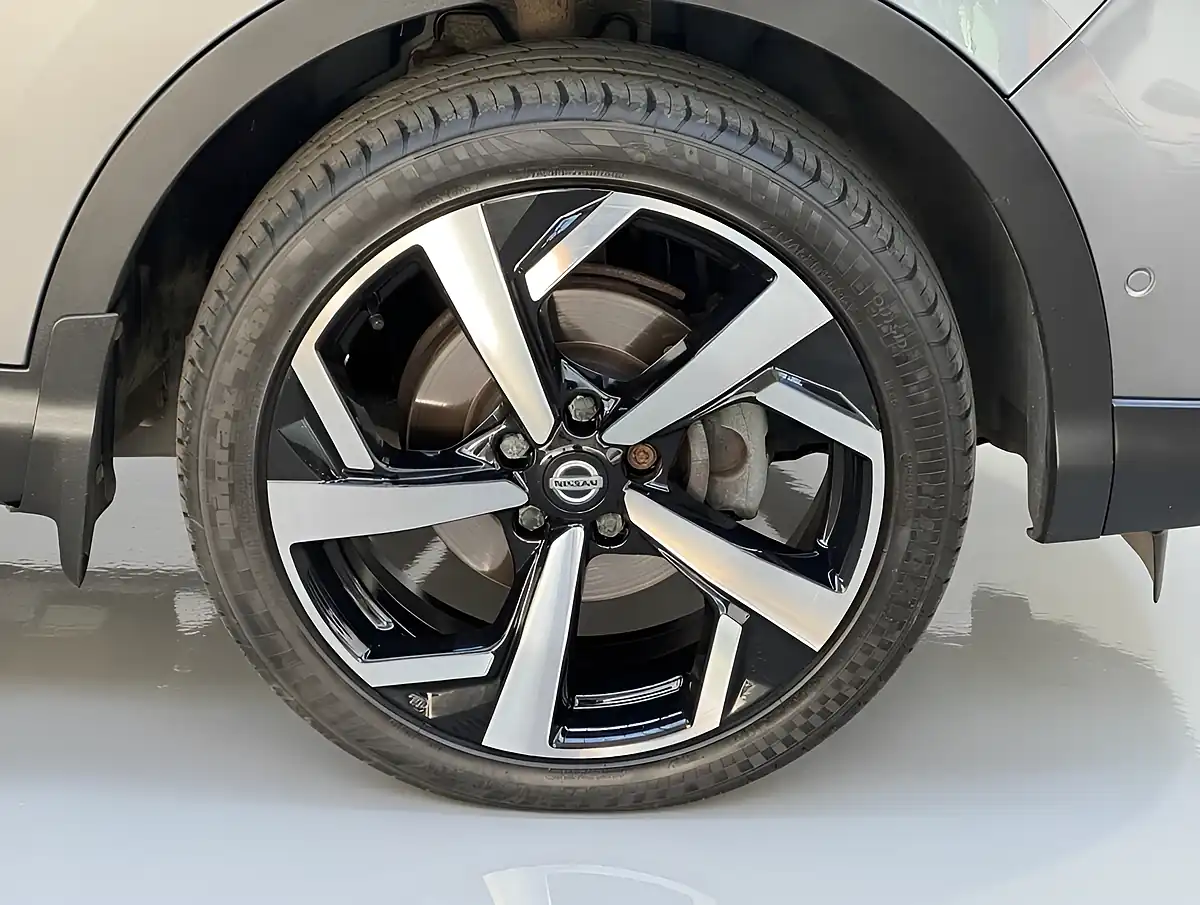 Used 2017 Nissan Qashqai Tekna Grey - Interior and Exterior details 9