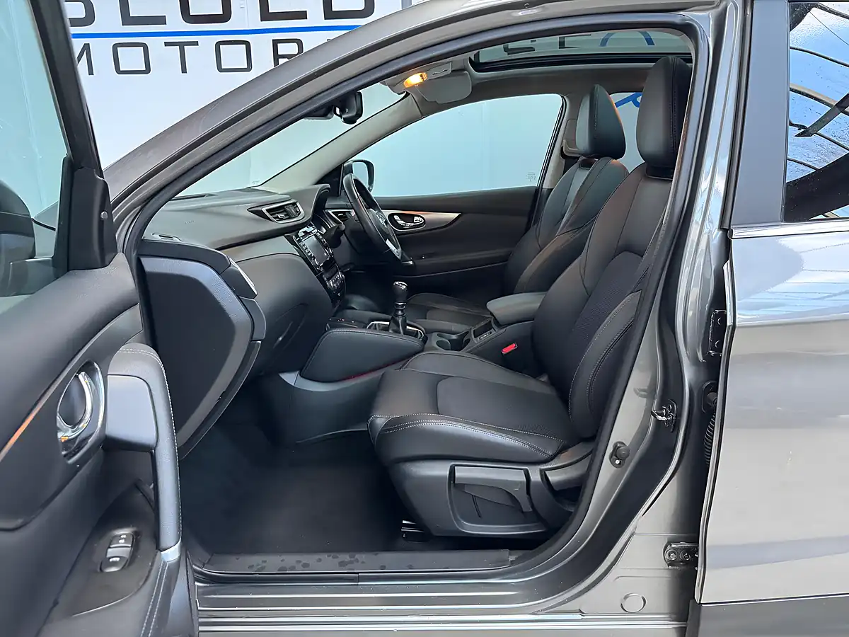Used 2017 Nissan Qashqai Tekna Gun Metal Grey - Interior and Exterior details 9