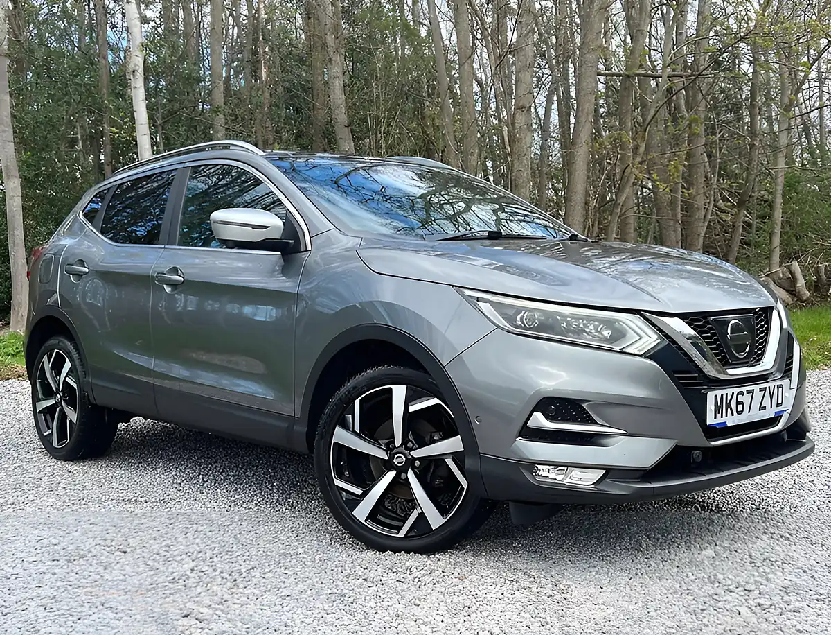 Used 2017 Nissan Qashqai Tekna+ Gun Metallic - Front View