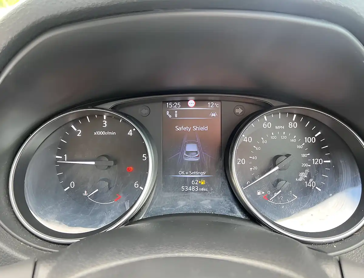 Used 2017 Nissan Qashqai Tekna+ Gun Metallic - Interior and Exterior details 12