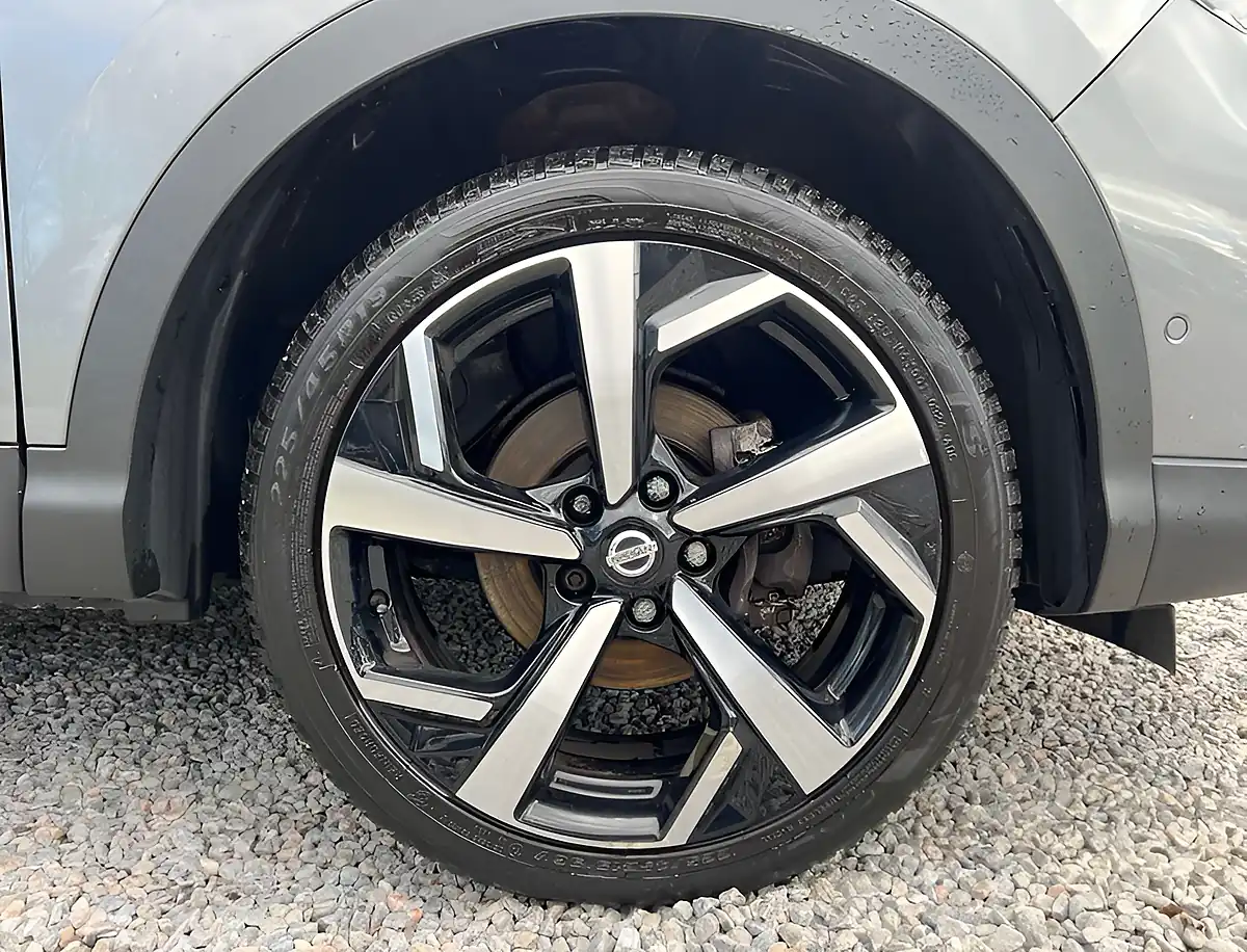 Used 2017 Nissan Qashqai Tekna+ Gun Metallic - Interior and Exterior details 9