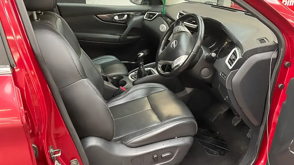 Used 2017 Nissan Qashqai Tekna Magnetic Red - Interior and Exterior details 10
