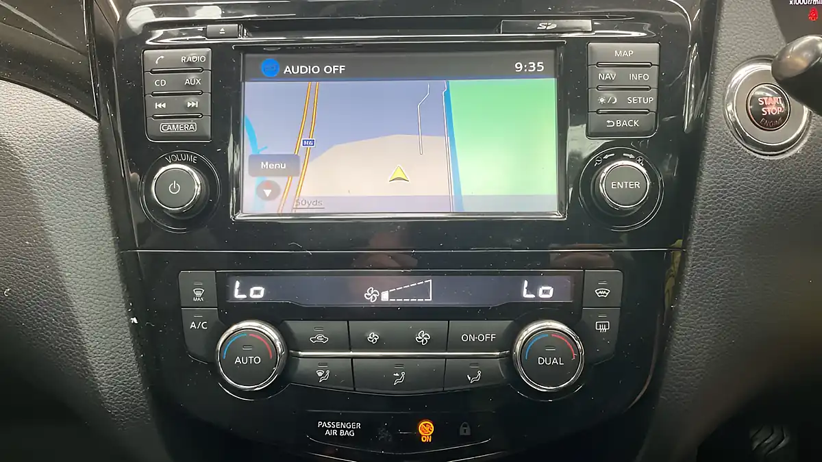 Used 2017 Nissan Qashqai Tekna Magnetic Red - Interior and Exterior details 11