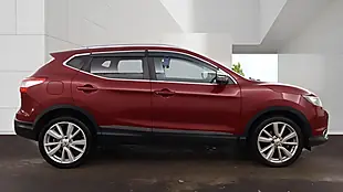 Used 2017 Nissan Qashqai Tekna Magnetic Red - Interior and Exterior details 5