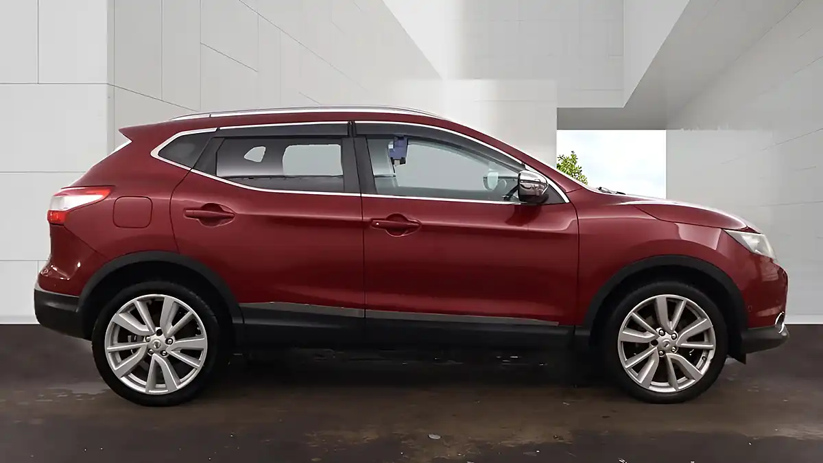 Used 2017 Nissan Qashqai Tekna Magnetic Red - Interior and Exterior details 5