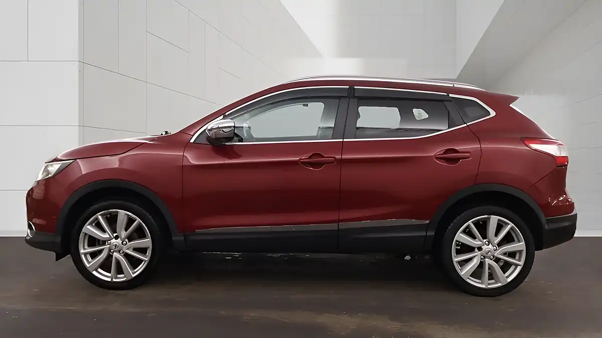 Used 2017 Nissan Qashqai Tekna Magnetic Red - Interior and Exterior details 6