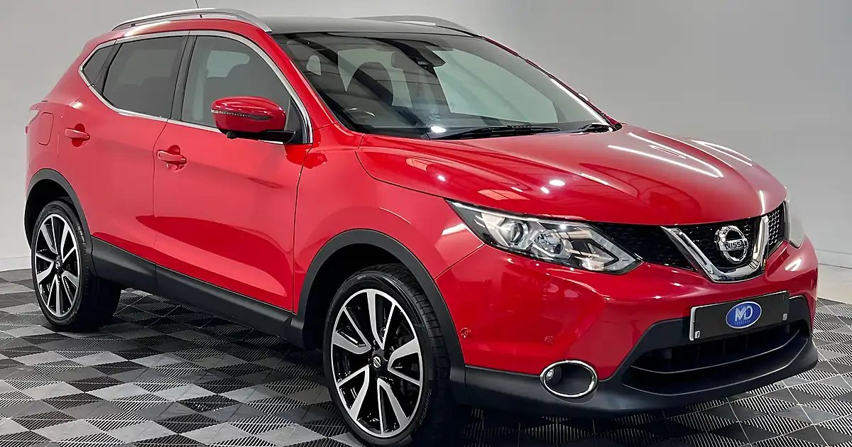 Used 2017 Nissan Qashqai Tekna Red - Front View