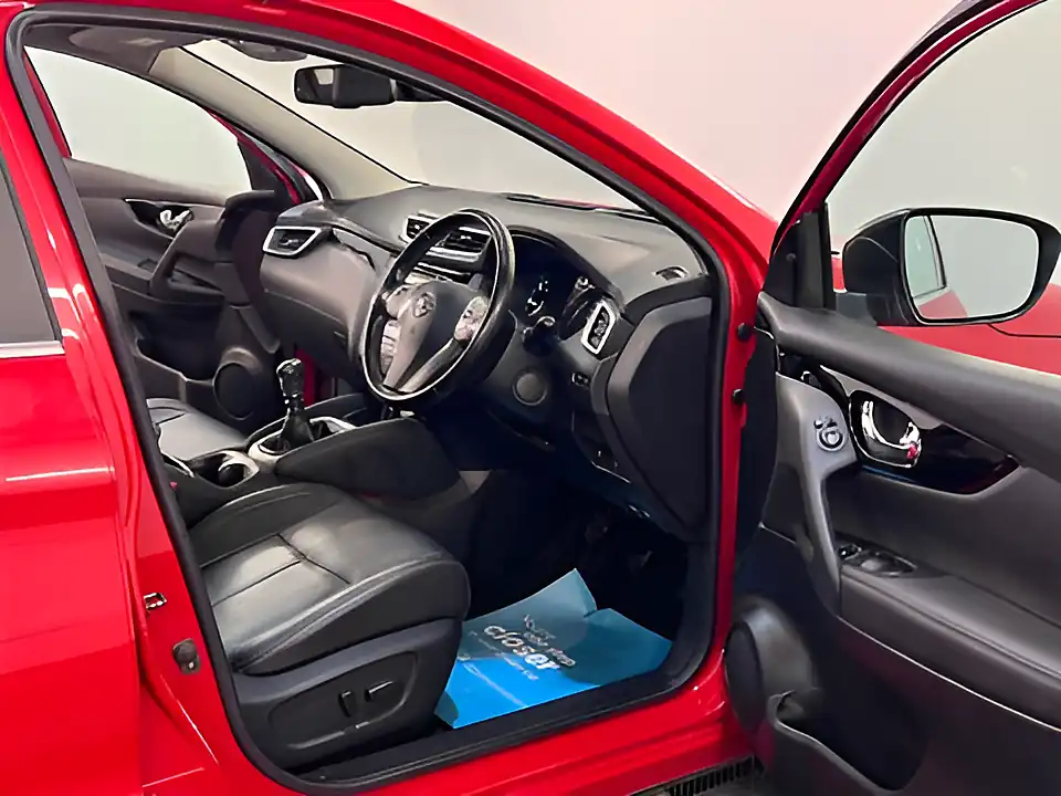 Used 2017 Nissan Qashqai Tekna Red - Interior and Exterior details 11