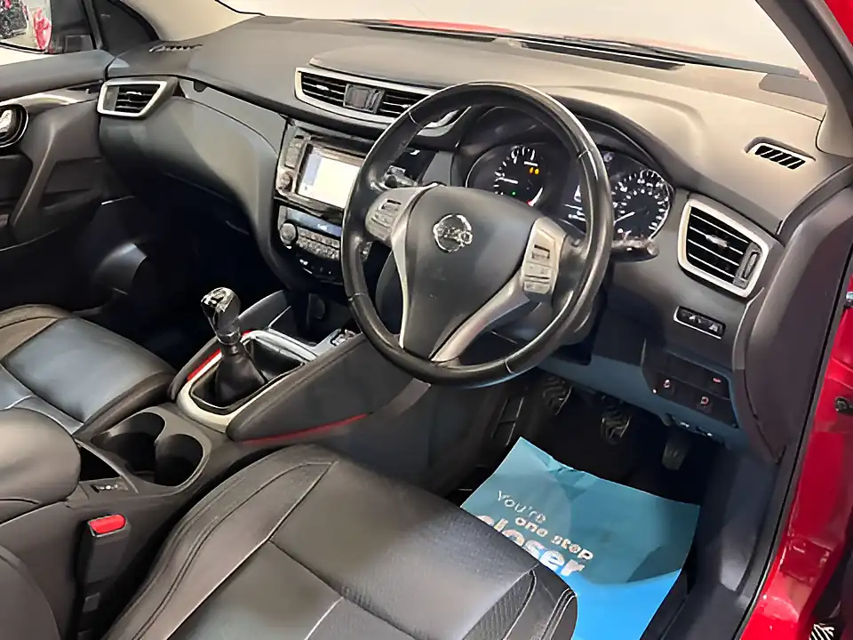 Used 2017 Nissan Qashqai Tekna Red - Interior and Exterior details 12