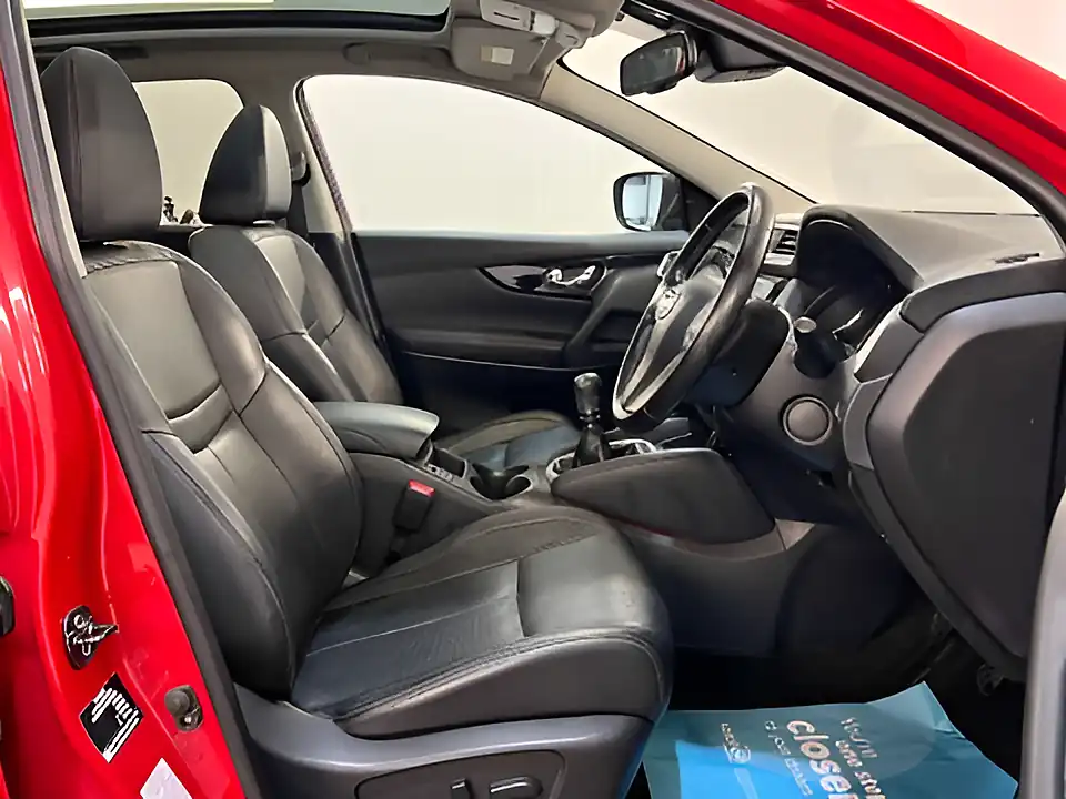 Used 2017 Nissan Qashqai Tekna Red - Interior and Exterior details 13