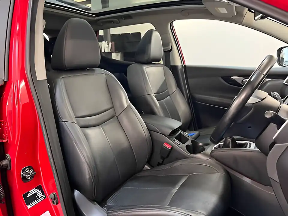 Used 2017 Nissan Qashqai Tekna Red - Interior and Exterior details 14