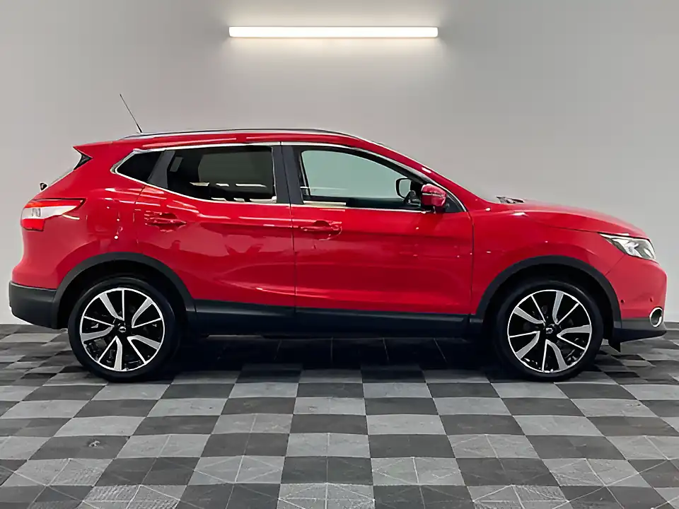 Used 2017 Nissan Qashqai Tekna Red - Interior and Exterior details 2