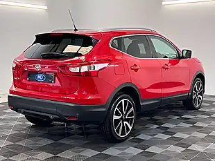 Used 2017 Nissan Qashqai Tekna Red - Interior and Exterior details 3