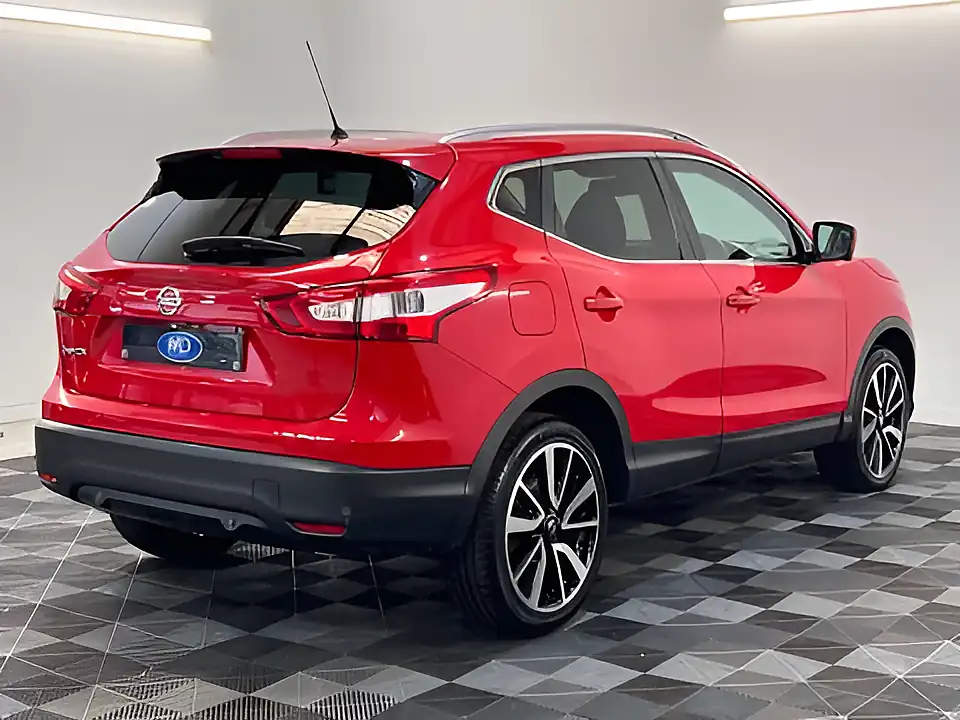 Used 2017 Nissan Qashqai Tekna Red - Interior and Exterior details 3
