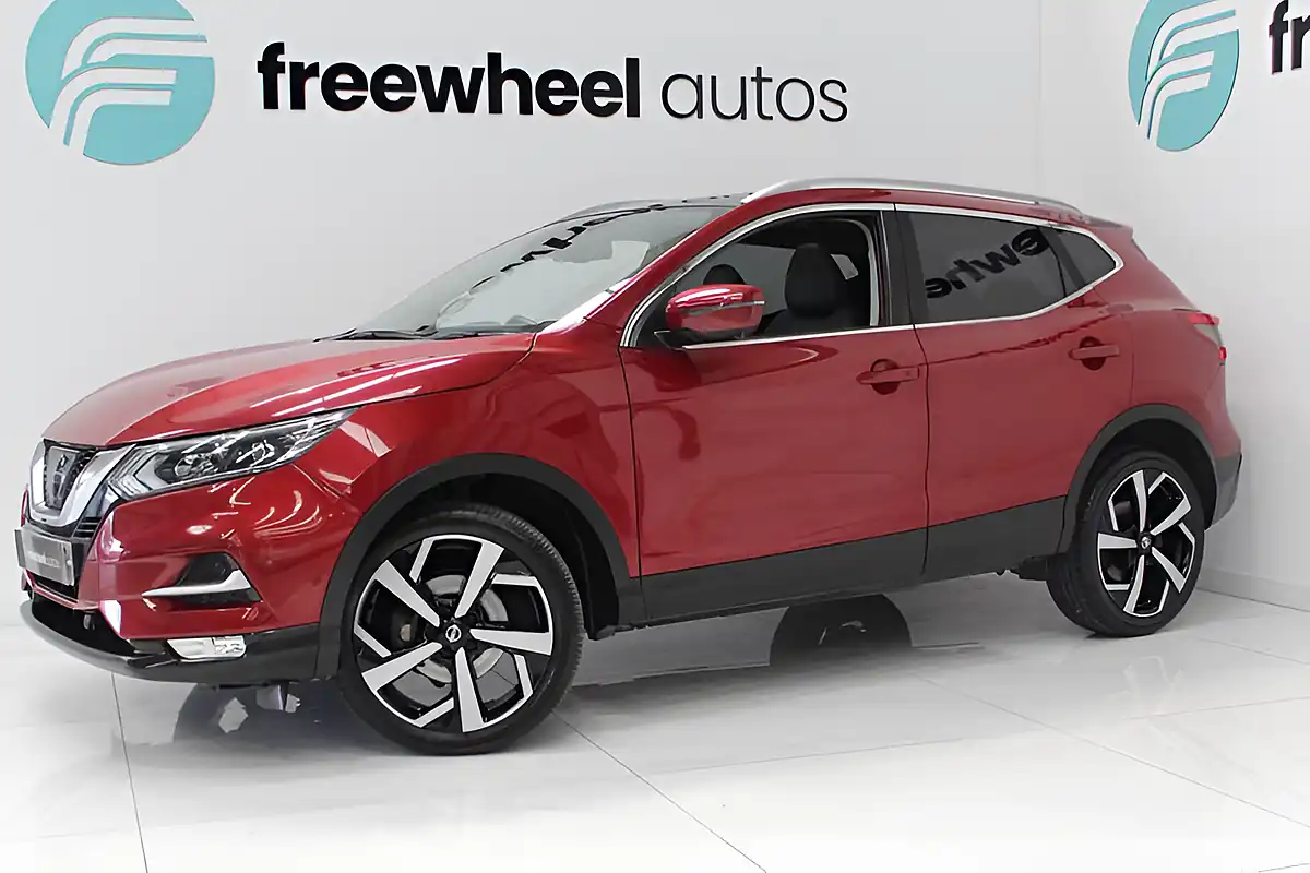 Used 2017 Nissan Qashqai Tekna Red - Front View