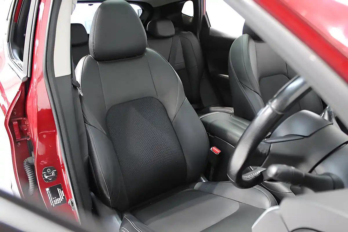 Used 2017 Nissan Qashqai Tekna Red - Interior and Exterior details 10