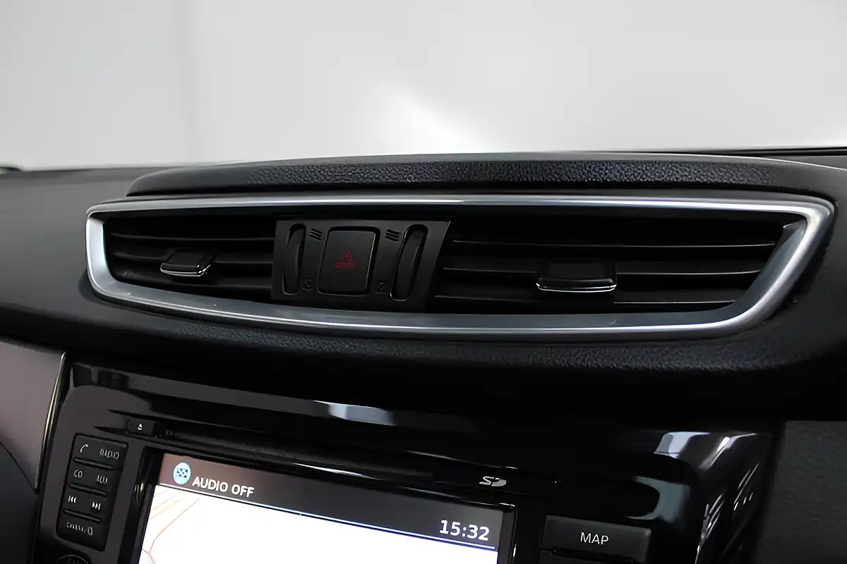 Used 2017 Nissan Qashqai Tekna Red - Interior and Exterior details 12