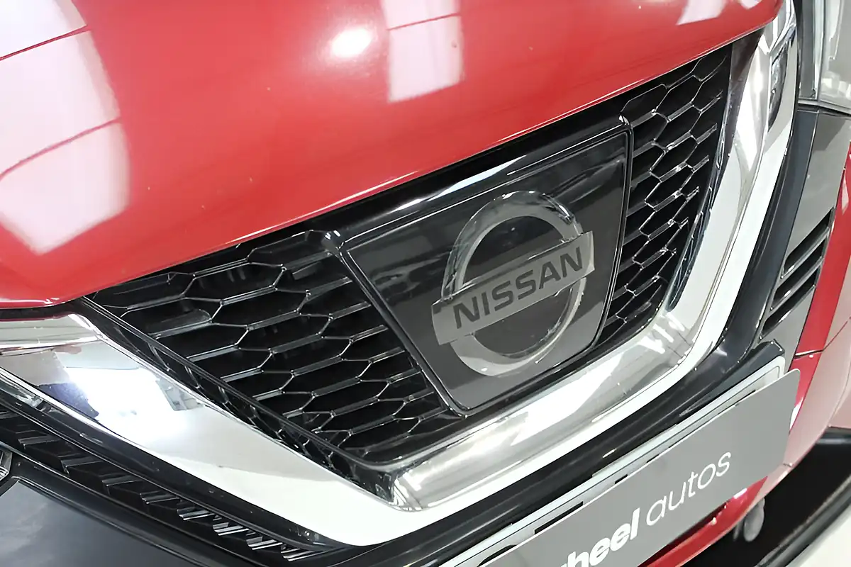 Used 2017 Nissan Qashqai Tekna Red - Interior and Exterior details 15