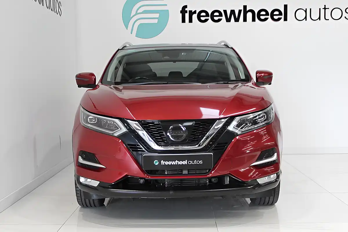 Used 2017 Nissan Qashqai Tekna Red - Interior and Exterior details 3