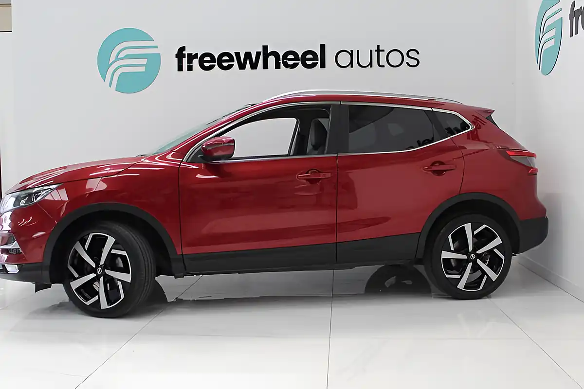 Used 2017 Nissan Qashqai Tekna Red - Interior and Exterior details 4