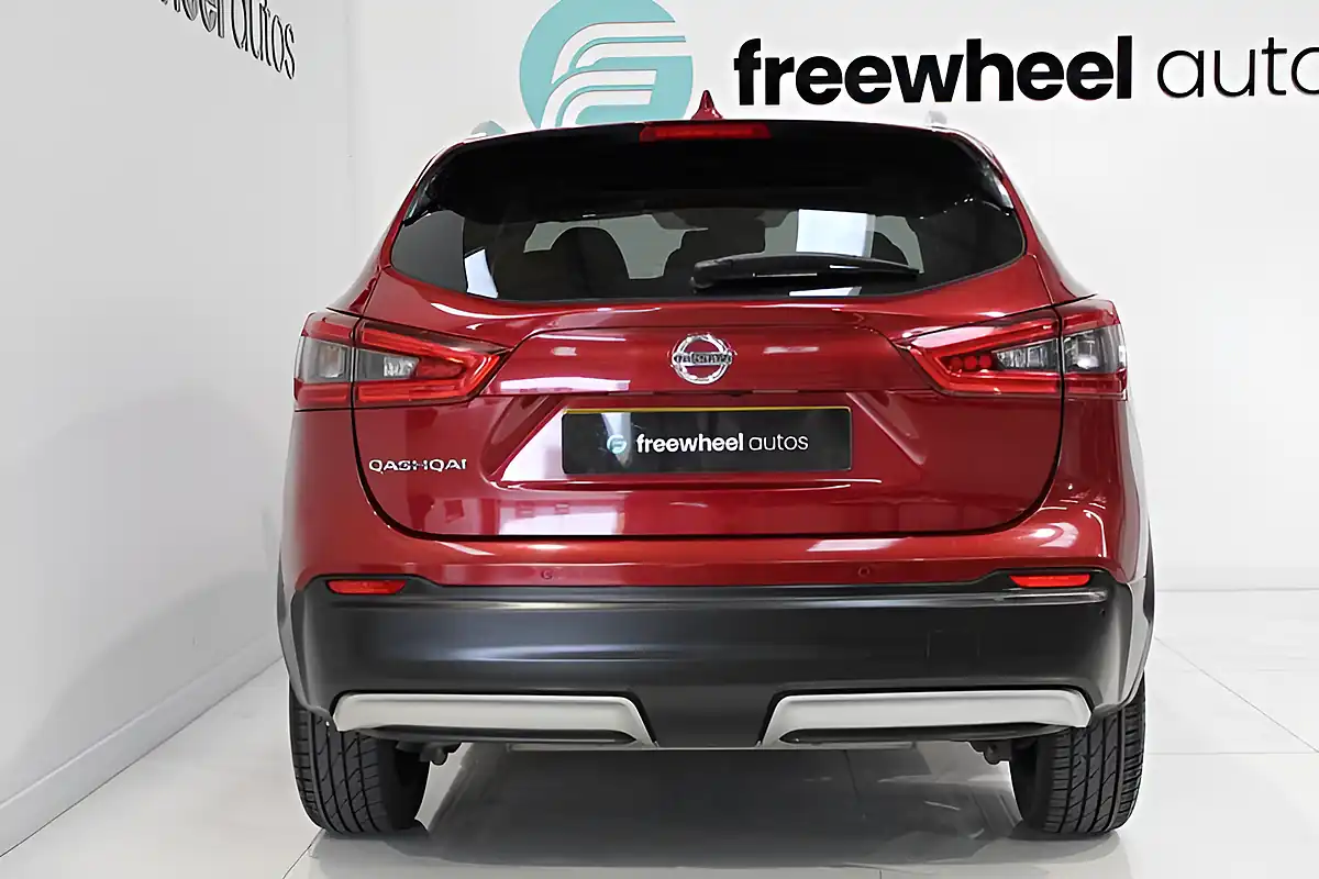 Used 2017 Nissan Qashqai Tekna Red - Interior and Exterior details 5