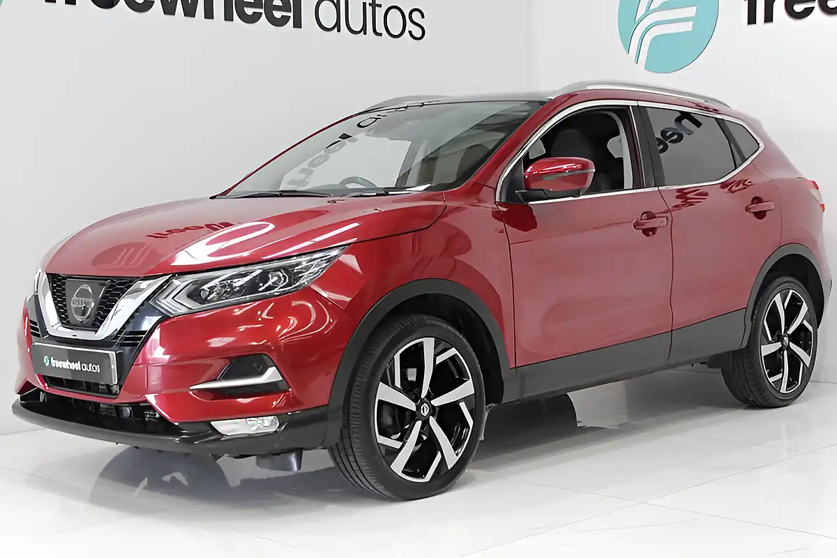 Used 2017 Nissan Qashqai Tekna Red - Interior and Exterior details 7