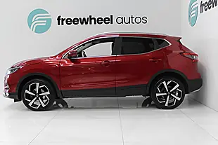 Used 2017 Nissan Qashqai Tekna Red - Interior and Exterior details 8