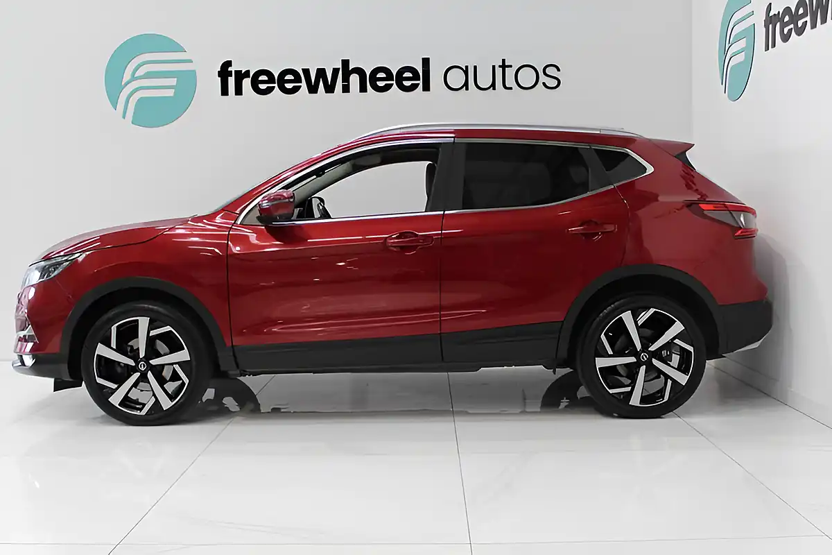 Used 2017 Nissan Qashqai Tekna Red - Interior and Exterior details 8