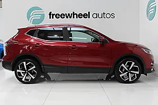 Used 2017 Nissan Qashqai Tekna Red - Interior and Exterior details 9