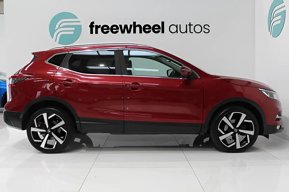 Used 2017 Nissan Qashqai Tekna Red - Interior and Exterior details 9