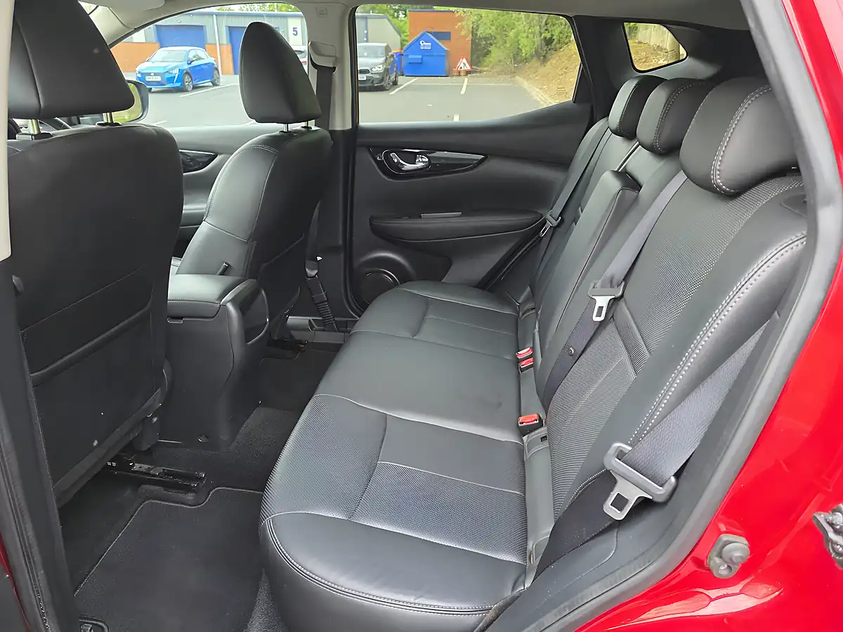 Used 2017 Nissan Qashqai Tekna Red - Interior and Exterior details 10