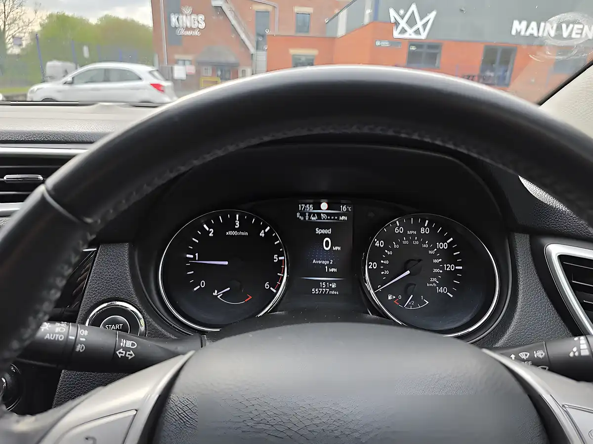 Used 2017 Nissan Qashqai Tekna Red - Interior and Exterior details 11