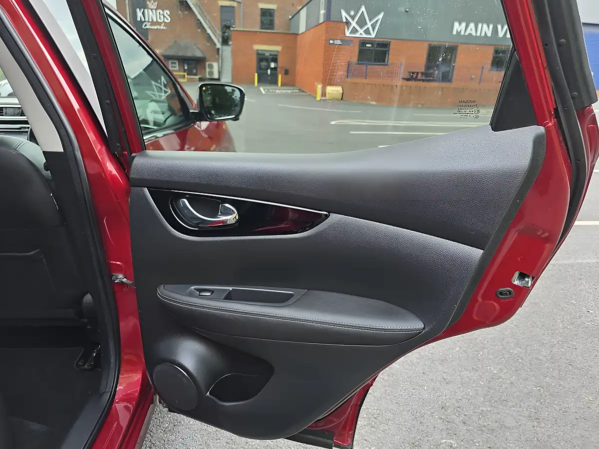 Used 2017 Nissan Qashqai Tekna Red - Interior and Exterior details 14