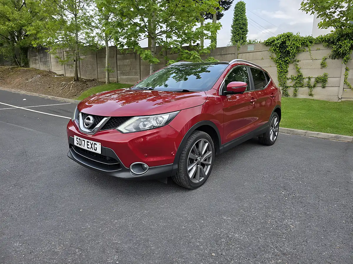 Used 2017 Nissan Qashqai Tekna Red - Interior and Exterior details 3