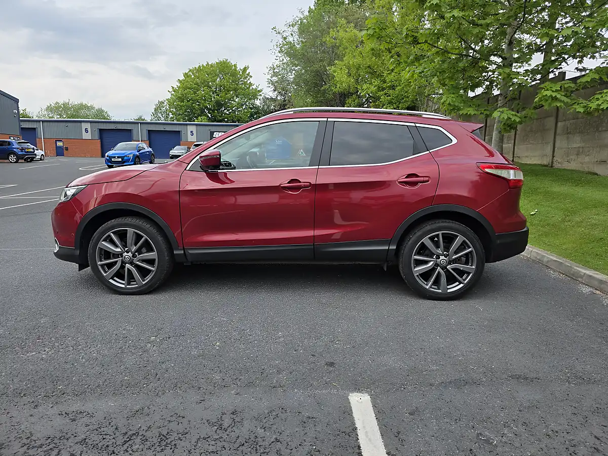 Used 2017 Nissan Qashqai Tekna Red - Interior and Exterior details 4